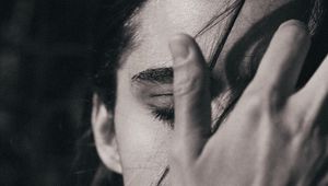 Превью обои девушка, волосы, чб