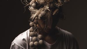 Превью обои девушка, волосы, цветы, сухой, венок