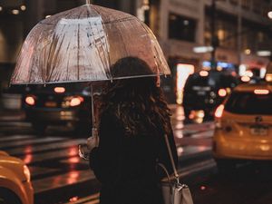 Превью обои девушка, зонтик, дождь, улица, ночь