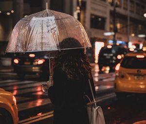 Превью обои девушка, зонтик, дождь, улица, ночь