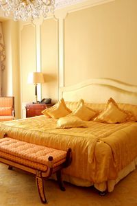 Превью обои диван, дизайн, желтое, занавеска, интерьер, квартира, комната, кресло, кровать, лампа, подушки, спальная, стиль