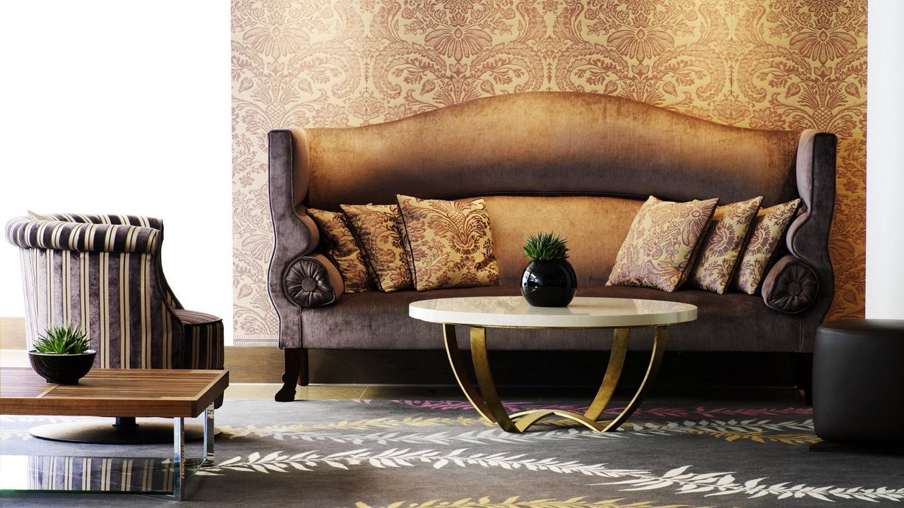 Обои диван, стена, кресло, узор, ваза, цветок, стол, пол, подушки, коричневый, комната, интерьер