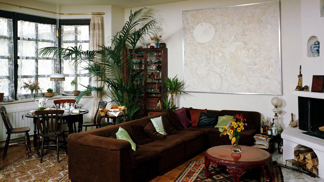 Обои диван, цветы, ковер, стол, интерьер