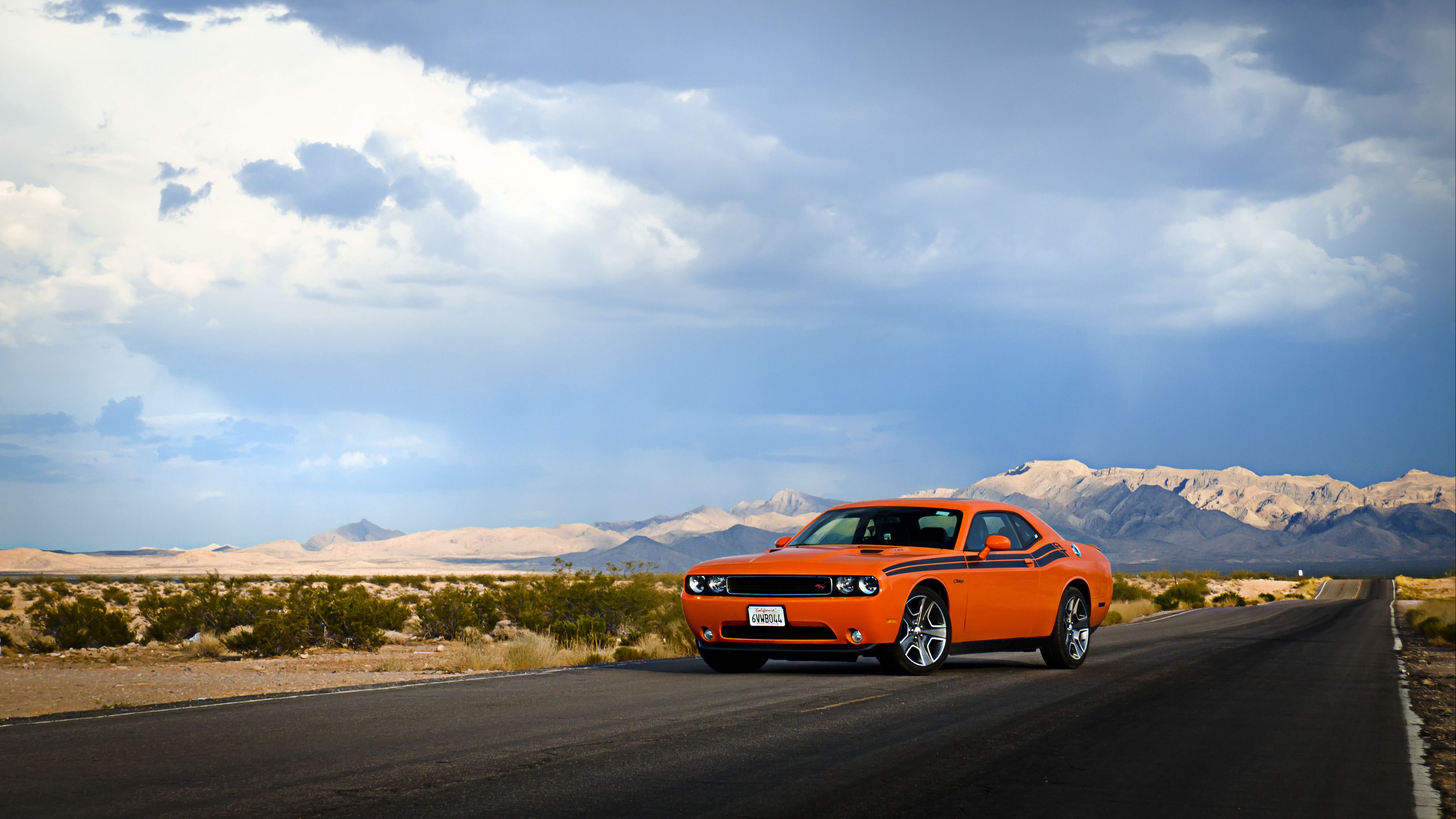 Скачать 3840x2160 dodge, challenger, авто, вид сбоку, дорога, небо обои,  картинки 4k uhd 16:9