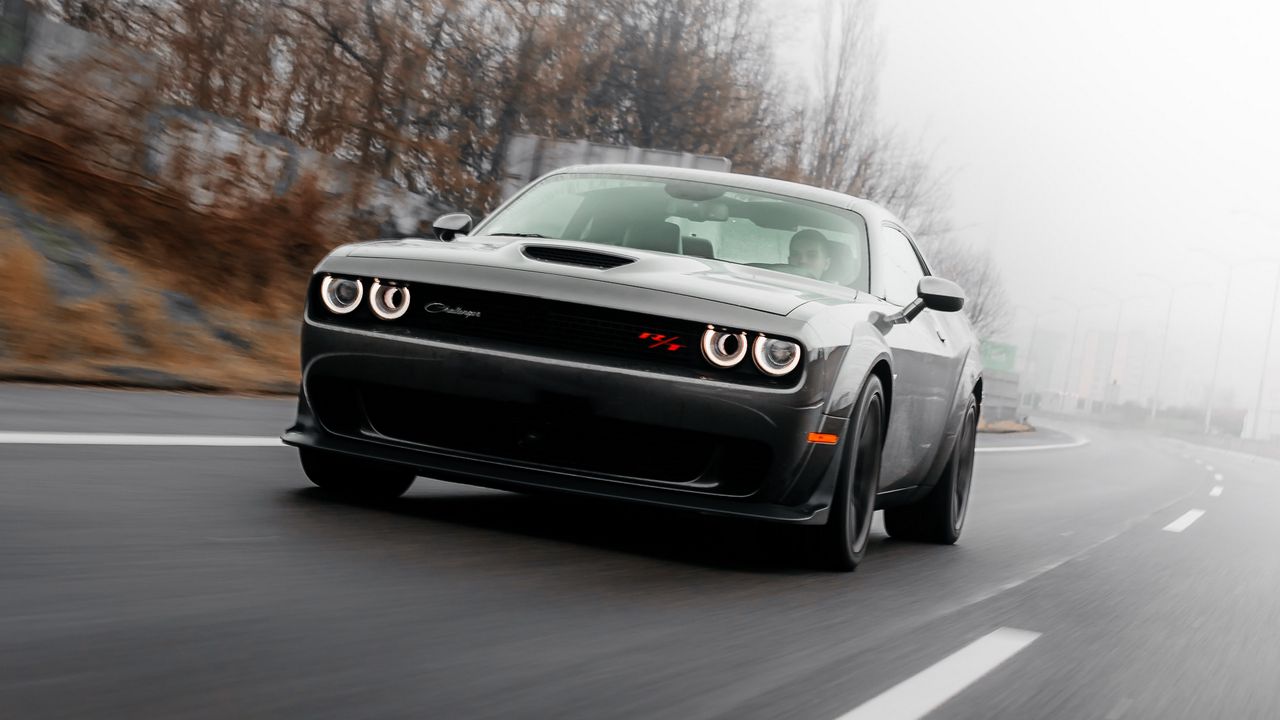 Обои dodge challenger, dodge, автомобиль, дорога, скорость