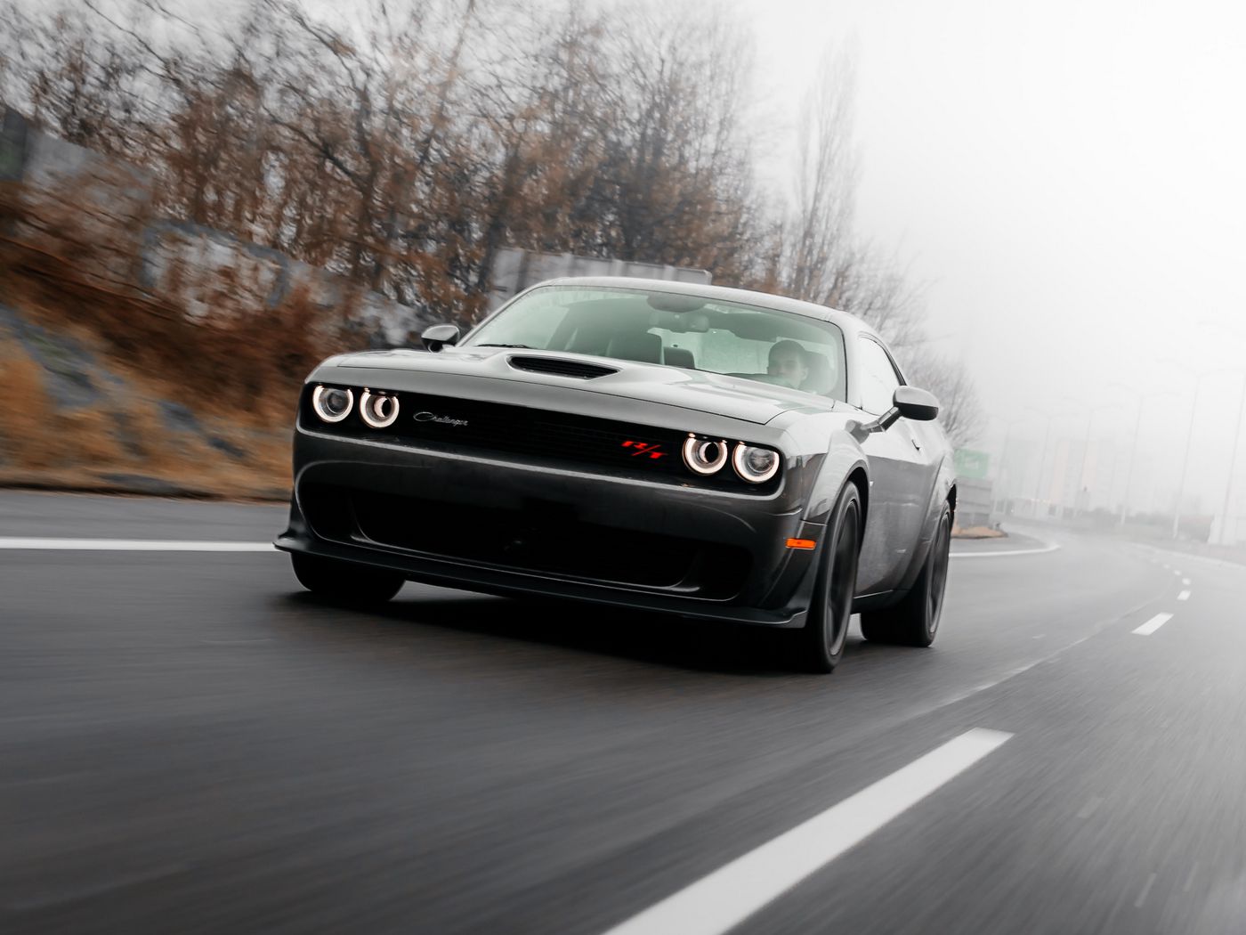 Скачать 1400x1050 dodge challenger, dodge, автомобиль, дорога, скорость  обои, картинки стандарт 4:3