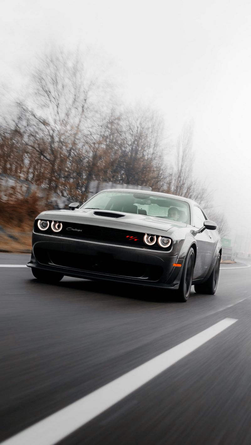 Скачать 800x1420 dodge challenger, dodge, автомобиль, дорога, скорость  обои, картинки iphone se/5s/5c/5 for parallax