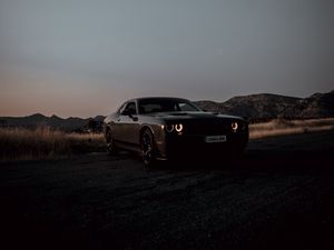 Превью обои dodge challenger, dodge, автомобиль, черный, темный, сумерки