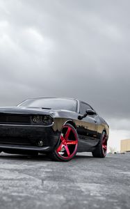 Превью обои dodge challenger, dodge, автомобиль, черный, вид спереди, колесо