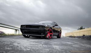 Превью обои dodge challenger, dodge, автомобиль, черный, вид спереди, колесо