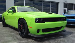 Превью обои dodge challenger, dodge, автомобиль, зеленый, вид спереди, колесо