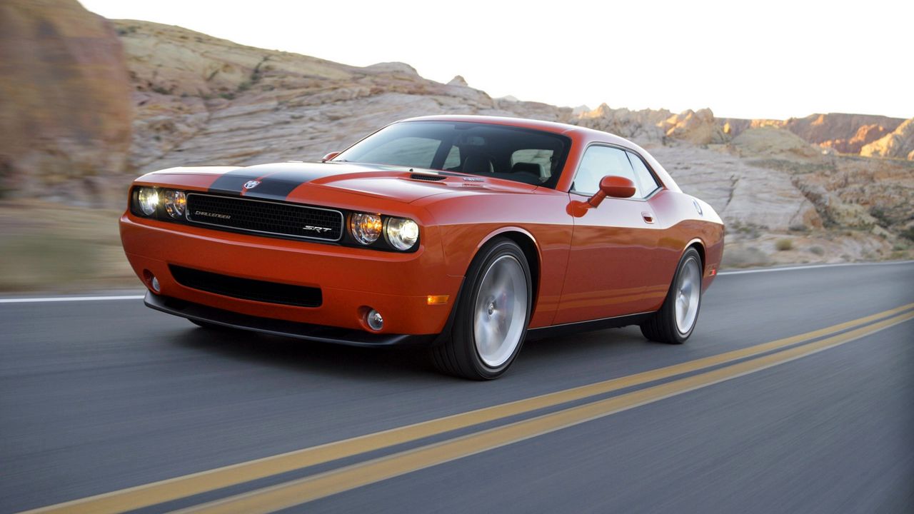 Обои dodge, challenger, srt8, красный, вид сбоку, движение