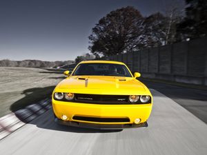 Превью обои dodge challenger, srt8 392, авто, стиль, желтый, скорость