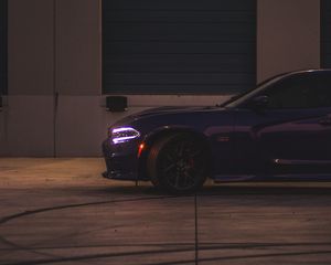 Превью обои dodge charger, вид сбоку, фара, фиолетовый