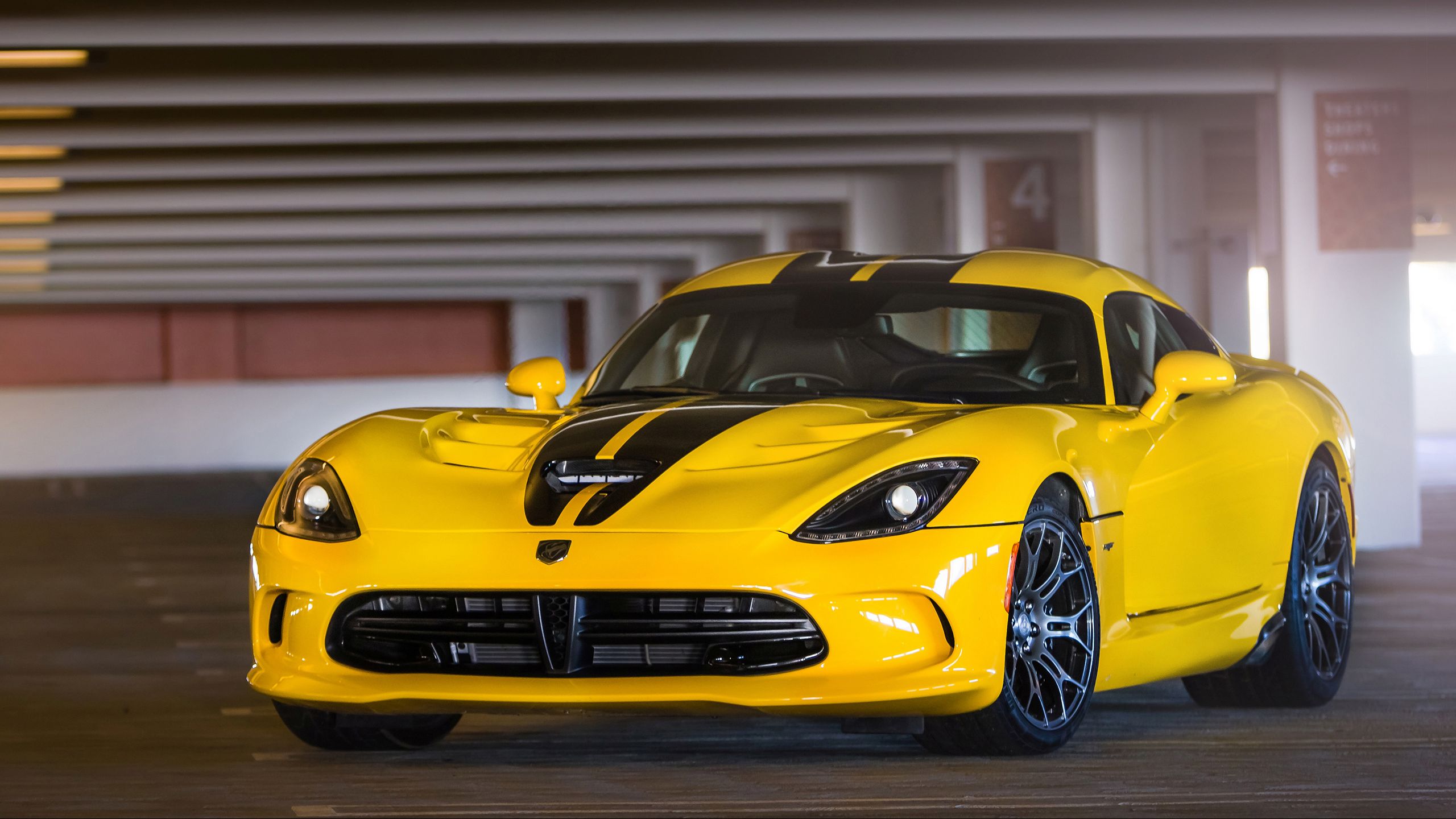 2560x1440 dodge, viper, srt, gts, желтый, вид спереди, парковка обои 16:9.