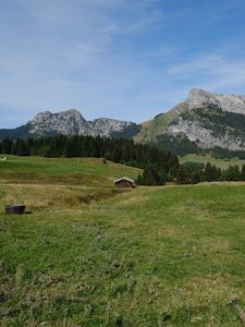 Превью обои долина, дом, горы, пейзаж, природа