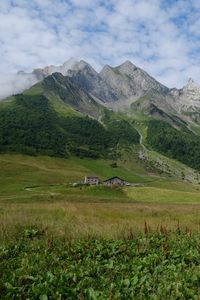 Превью обои долина, дом, горы, трава, пейзаж