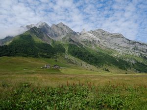 Превью обои долина, дом, горы, трава, пейзаж