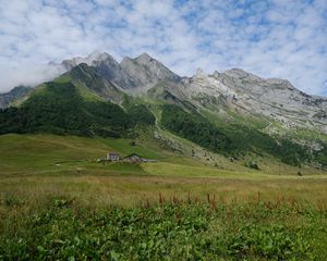 Превью обои долина, дом, горы, трава, пейзаж