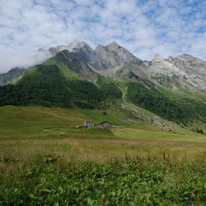 Превью обои долина, дом, горы, трава, пейзаж