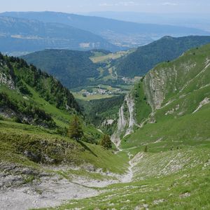 Превью обои долина, пейзаж, горы, трава