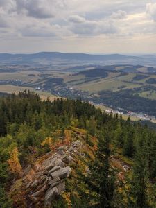 Превью обои долина, скалы, деревья, даль