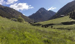 Превью обои долина, трава, горы, пейзаж, природа