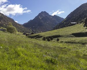 Превью обои долина, трава, горы, пейзаж, природа