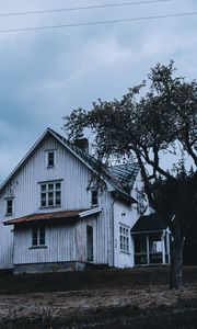 Превью обои дом, белый, деревянный, дерево, двор