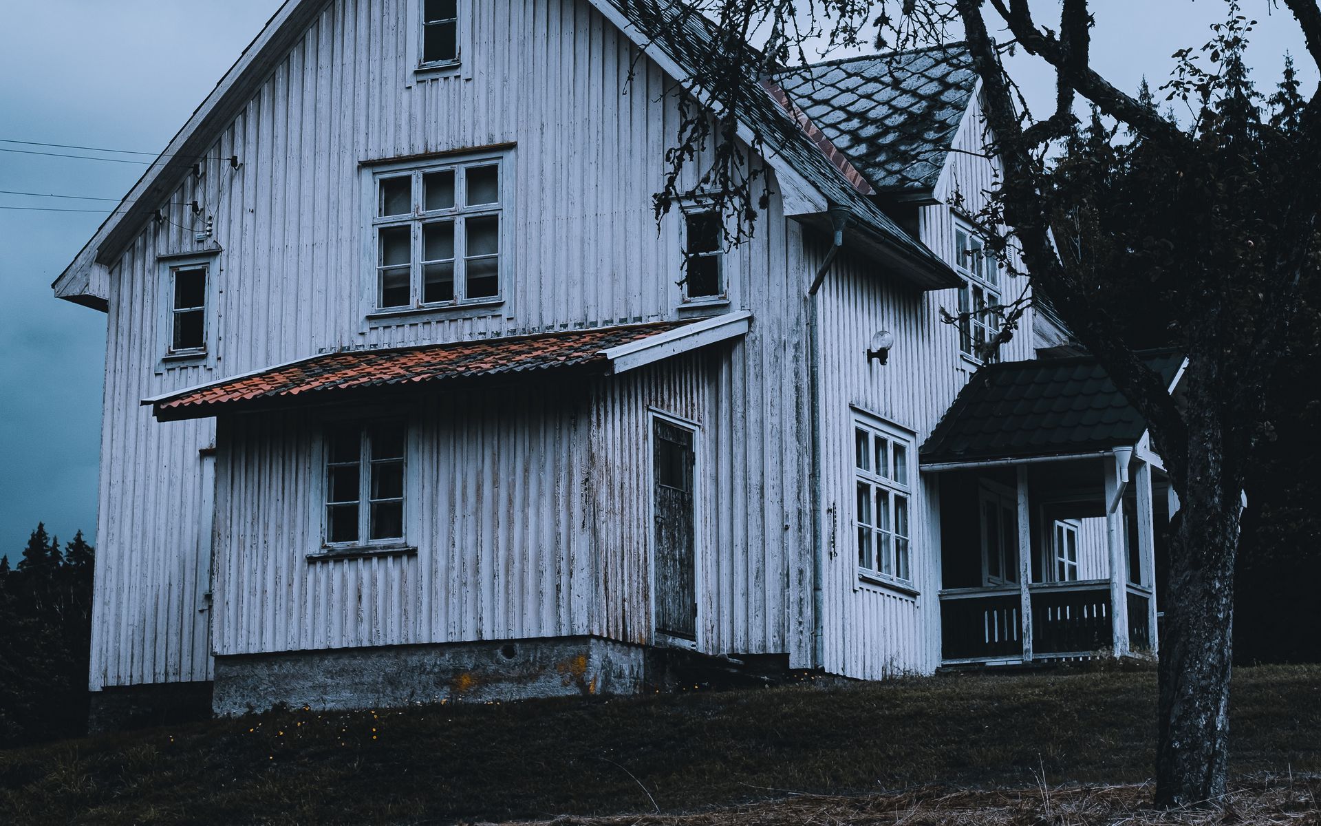 Город белого дерева. Белый деревянный дом. Russian Post Punk Houses Wallpaper.