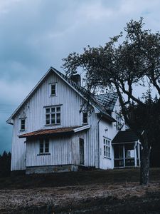 Превью обои дом, белый, деревянный, дерево, двор