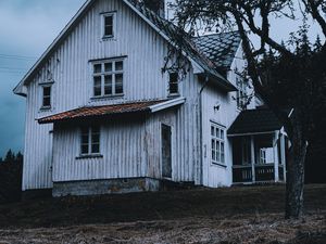 Превью обои дом, белый, деревянный, дерево, двор