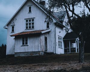 Превью обои дом, белый, деревянный, дерево, двор