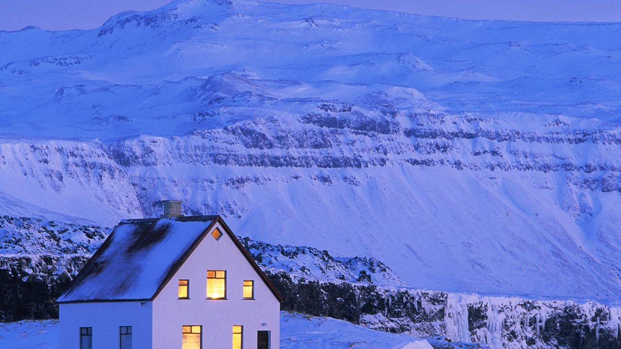 Обои дом, белый, снег, горы, окна, свет