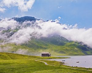 Превью обои дом, берег, горы, облака, природа