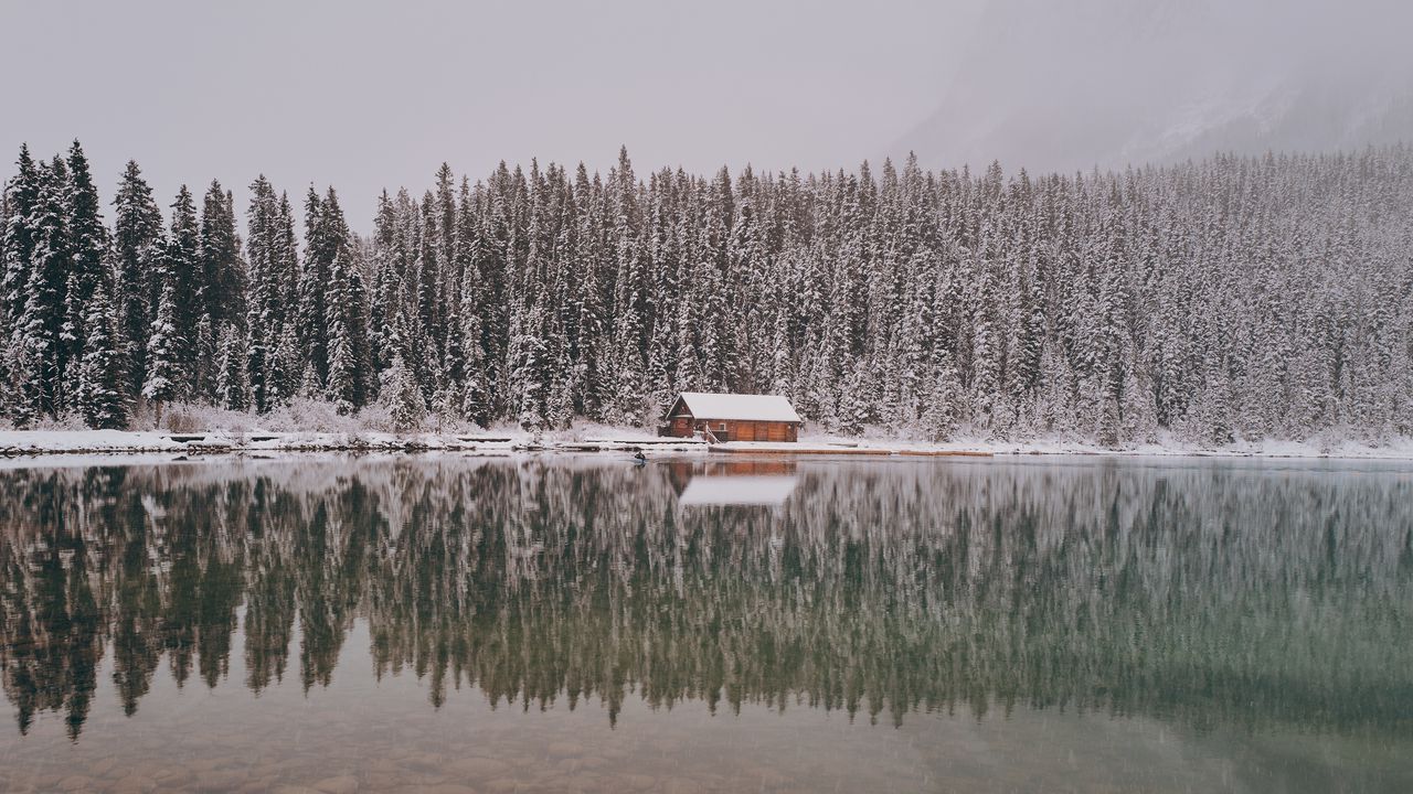 Обои дом, деревья, снег, отражение, озеро, пейзаж
