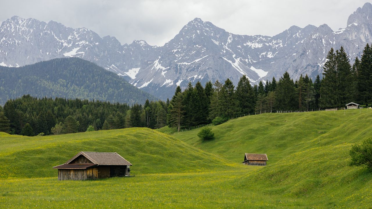 Обои дом, долина, луг, деревья, горы, пейзаж картинки на рабочий стол, фото  скачать бесплатно