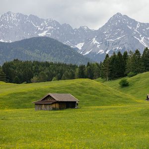 Превью обои дом, долина, луг, деревья, горы, пейзаж