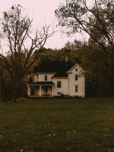 Превью обои дом, двор, лес, деревья, фазенда, осень