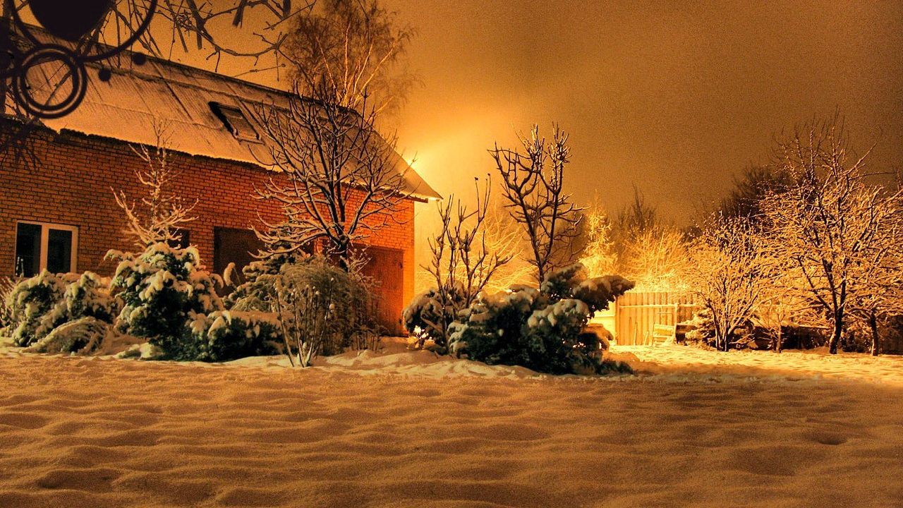 Обои дом, двор, ночь, свет, зима