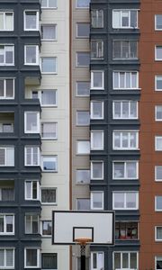 Превью обои дом, фасад, окна, балконы, двор, баскетбольный щит, город