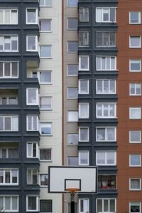 Превью обои дом, фасад, окна, балконы, двор, баскетбольный щит, город