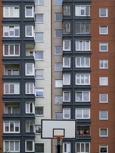 Превью обои дом, фасад, окна, балконы, двор, баскетбольный щит, город