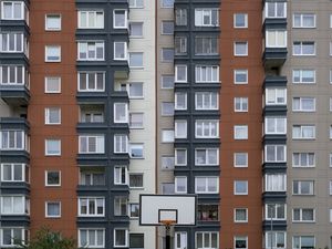 Превью обои дом, фасад, окна, балконы, двор, баскетбольный щит, город