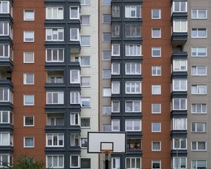 Превью обои дом, фасад, окна, балконы, двор, баскетбольный щит, город