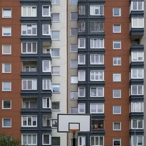 Превью обои дом, фасад, окна, балконы, двор, баскетбольный щит, город