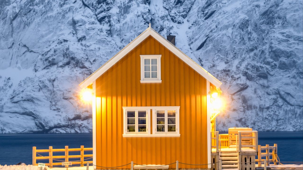 Обои дом, фонари, гора, снег, зима