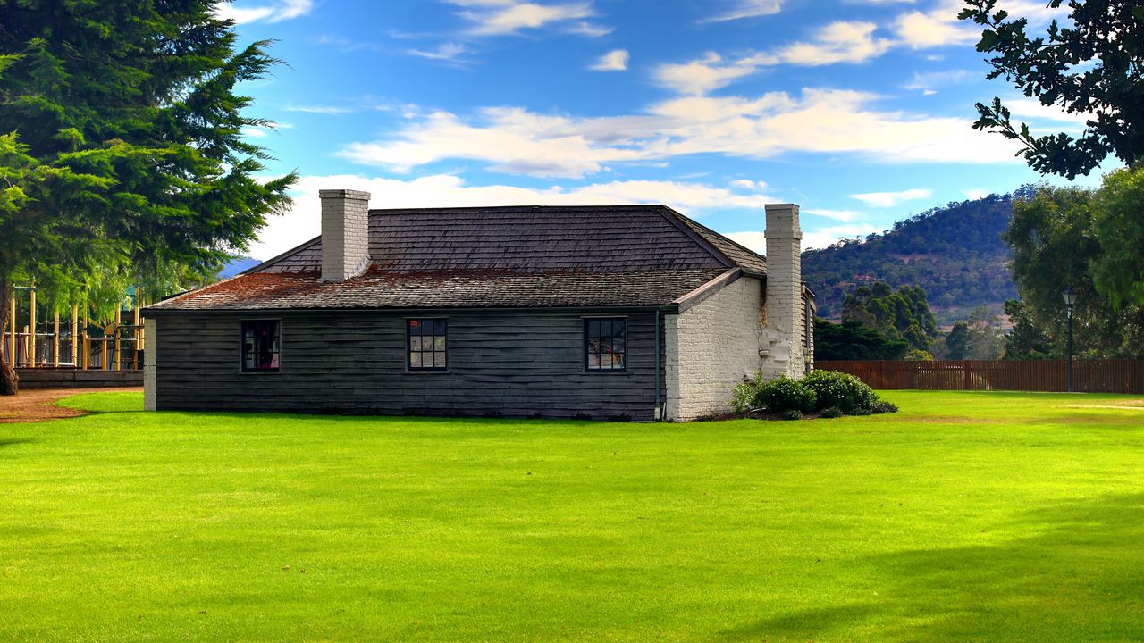 Обои дом, газон, труба, небо