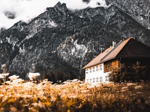 Превью обои дом, гора, вершина, облака, природа