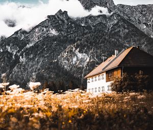 Превью обои дом, гора, вершина, облака, природа